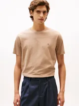 Remera de algodón color beige con cuello redondo y logo de Tommy Hilfiger bordado en el pecho.