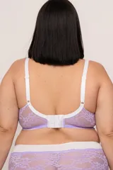 Bralette de encaje color acqua con forro interno, breteles regulables y cierre de ganchos en la espalda.