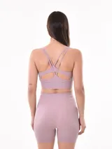 Top deportivo negro de tejido acanalado, con breteles finos cruzados en la espalda y escote redondo.