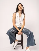 Chaleco negro de lino con botones frontales y forro interno.