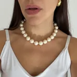 Collar de perlas redondas de tamaño grande, con cierre de mosquetón metálico y cadena de alargue.