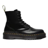 Botas de plataforma Dr. Martens modelo Jadon, confeccionadas en cuero negro con acabado liso. Presentan el diseño clásico de 8 ojales con cordones, pespuntes amarillos en la base, suela Quad de alta resistencia y cierre lateral para facilitar el calce.