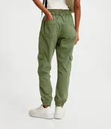 Pantalón jogger color beige, de tiro alto, con bolsillos cargo laterales y tobillos ajustados.