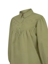 Blusa manga larga de algodón orgánico color verde militar, con cuello camisero, cierre frontal parcial con botones y detalles de bordado Inglés en el canesú y en los puños.