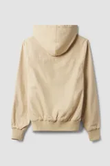 Campera color beige con capucha, cierre frontal con cremallera, bolsillos laterales y puños elásticos.