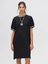 Vestido corto color crema con cuello redondo y mangas cortas con puños a rayas color borgoña.