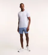 Remera deportiva de manga corta y cuello redondo, confeccionada en tejido de malla de poliéster. Presenta un diseño liso en color marrón con recortes laterales en poliamida.