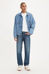 Jeans Levi's 505 Regular de corte recto y tiro medio, en color azul con efecto deslavado.