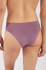 Bombacha tipo bikini de tiro medio, confeccionada en microfibra sin costuras con acabado suave. Presenta un pequeño logo estampado en el lateral y refuerzo interior de algodón.