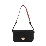Cartera tipo bandolera de cuero sintético negro, con solapa frontal y cierre magnético decorado con un broche metálico dorado en forma de labios. Posee una correa larga regulable con interior en color rojo.