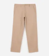 Pantalón de sastrería color gris claro, de corte recto y diseño clásico, con bolsillos laterales y trabillas para cinturón.