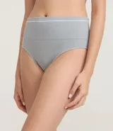 Bombacha de tiro alto confeccionada en microfibra con textura acanalada y diseño sin costuras. Cuenta con cintura ancha y forro interior de algodón.