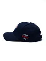 Gorro con visera blanca y azul, con el escudo del Club Nacional de Football bordado en el frente.