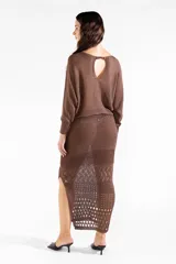 Falda midi tejida color marrón chocolate, con diseño calado en la parte inferior y tajo trasero.