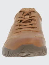 Zapato tipo sneaker de cuero color marrón, con diseño urbano y outdoor. Presenta cordones al tono, puntera redonda y suela de goma con tecnología de amortiguación.