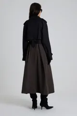 Trench largo de corte amplio, bicolor en tonos de gris.