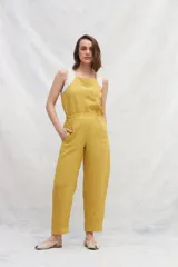 Mono color mostaza de lino, con breteles anchos en color blanco y corte holgado.