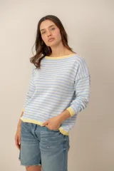 Sweater de tejido de punto a rayas horizontales celestes y blancas, con cuello bote, mangas largas y terminaciones en color amarillo.
