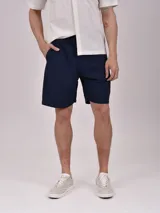 Bermuda azul oscuro con bolsillos laterales y traseros.