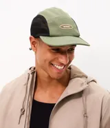 Gorra Renner confeccionada en poliamida verde con visera curva, parche frontal bordado con la palabra "soul" y paneles laterales y traseros de malla negra respirable.