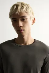 Camiseta de manga larga con cuello redondo, confeccionada en tejido con estructura de canalé y corte relajado.