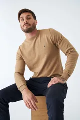 Sweater de tejido de punto con mezcla de algodón y cashmere, de calce regular, con escote redondo a la base, mangas largas y puños y dobladillo acanalados. Presenta un pequeño logo bordado en el pecho.