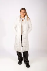 Campera larga tipo puffer color blanco, con diseño acolchado, cierre frontal y cuello alto.