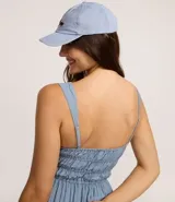 Vestido corto de silueta evasé color celeste, con escote recto y detalle de lazo en el centro. Posee breteles medianos, cintura elástica fruncida y falda con volados escalonados.