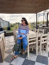 Sweater de lana con diseño de rayas horizontales en tonos celeste, bordó y beige.