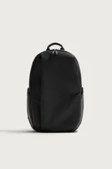 Mochila negra de acabado engomado con compartimento principal con cierre de cremallera. Cuenta con bolsillo interior con cierre, parte posterior acolchada con bolsillo oculto y banda de sujeción para equipaje, asa de mano y correas de hombro ajustables y acolchadas.