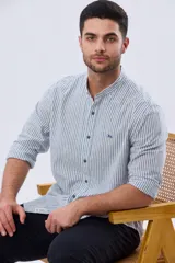 Camisa de lino a rayas verticales blancas y azules, de manga larga, con cuello mao y cierre frontal de botones.