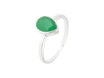 Anillo de plata 925 con piedra natural de esmeralda en forma de gota.