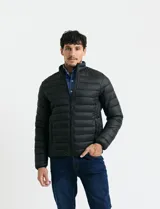 Campera acolchada tipo puffer en color gris, con cierre frontal, cuello alto y puños elásticos.