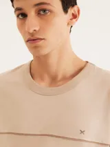 Pijama de hombre compuesto por una remera de manga corta color verde oliva con una línea horizontal negra y un pequeño logo en forma de 'x' en el pecho, y un short negro liso.