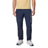 Pantalon cortavientos de hombre en color azul marino con detalles en naranja y verde. Presenta un diseño ligero con cintura elástica ajustable, bolsillos laterales y un bolsillo con cremallera en el muslo. Cuenta con tecnología de repelencia Omni-Shield.