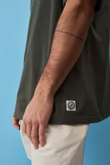 Remera marrón de manga corta, con cuello redondo y diseño holgado.