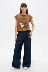 Remera de algodón color beige, de cuello redondo y manga corta con vuelta fija. Presenta un estampado frontal con la leyenda 'Fruit of The Soul' y un diseño de frutillas con un moño verde.