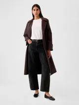 Pantalón jean de tiro alto, corte amplio tipo barrel, color negro con efecto lavado.