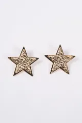 Aros tipo caravana con diseño de estrella en color dorado, con superficie texturizada y borde liso.