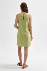 Vestido corto de viscosa color verde, con diseño sin mangas, breteles anchos, cuello redondo y silueta holgada.