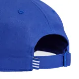 Gorra Adidas de color azul con el logotipo Trefoil y el nombre de la marca bordados en color blanco en la parte frontal.