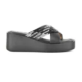 Sandalia con plataforma color naranja, con tira ancha sobre el empeine en tejido trenzado multicolor.