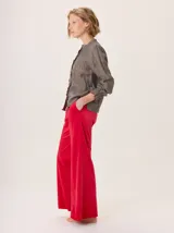 Pantalón de mujer color marrón oscuro, estilo Oxford de pierna ancha, confeccionado en simil terciopelo con brillo sutil. Posee bolsillos laterales.