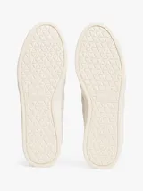 Zapatillas deportivas de estilo vintage confeccionadas en ante, con paneles tonales de texturas a contraste, cierre con cordones y suela cupsole de goma.