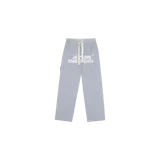 Pantalón de rayas finas celestes y blancas, de corte recto y holgado. Cuenta con cintura elástica con cordón de ajuste claro y estampado de texto blanco en el frente.