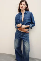 Camisa de denim de lyocell color azul, con bolsillos frontales con solapa y cierre de botones a presión.