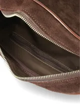 Bandolera de gamuza color marrón chocolate, con detalles de ribetes en cuero liso y cierre superior.