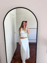 Falda larga blanca de corte recto, con cintura elástica.