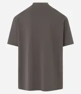 Remera de corte relaxed, confeccionada en algodón de tejido grueso con cuello redondo y mangas cortas.