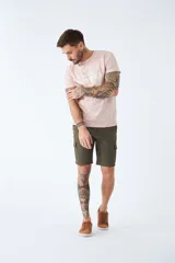 Bermuda cargo de corte recto, color azul marino, con bolsillos laterales tipo cargo, cierre de cremallera y botón, y pasacintos en la cintura.